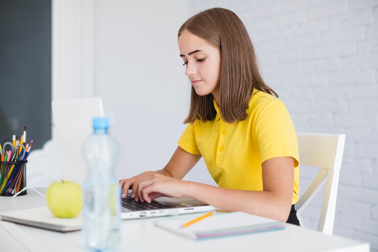 Foto gratuito estudiante escribiendo en la computadora portátil