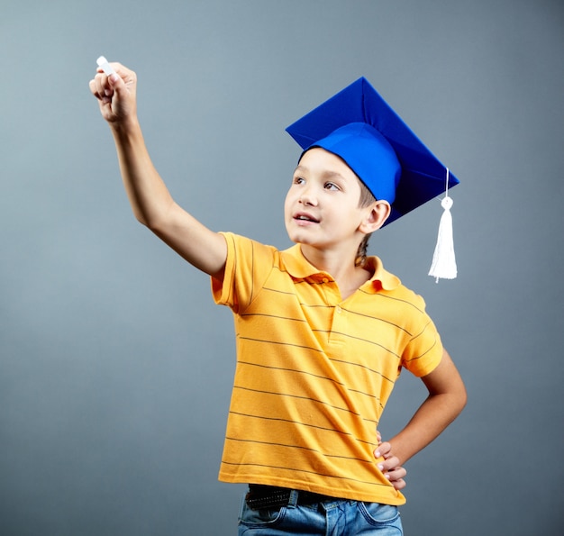 Foto gratuita estudiante escribiendo con una tiza