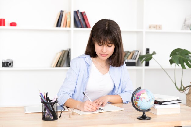 Estudiante, escritura, en, cuaderno