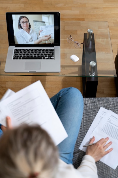 Foto gratuita estudiante escuchando a su profesora de inglés