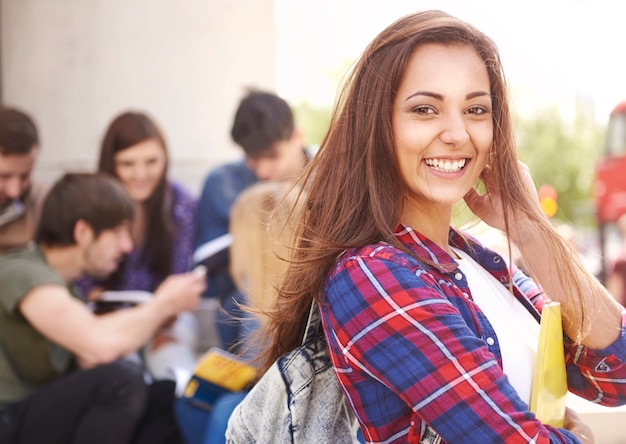 Foto gratuita estudiante esperando sus clases