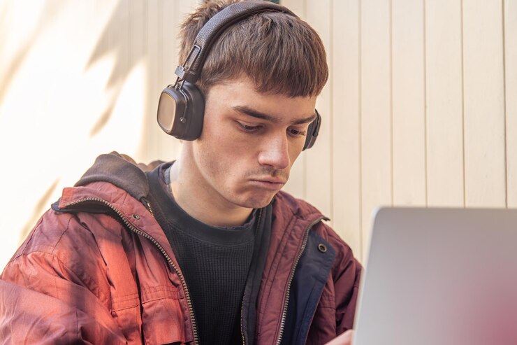 Foto gratuito un estudiante estudia usando una computadora portátil estudiante masculino estudiando en línea