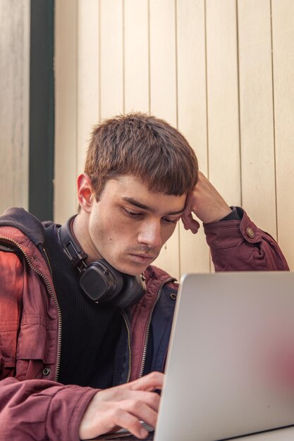 Un estudiante estudia usando una computadora portátil un estudiante masculino estudiando en línea