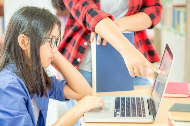 estudiante estudiando en la biblioteca de la escuela