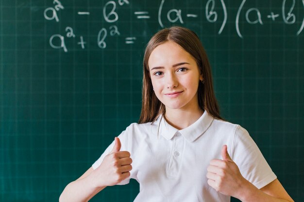 Estudiante feliz en clase de mates