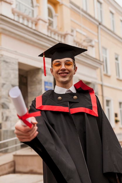 Foto gratuita estudiante feliz con diploma