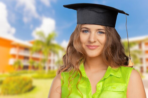 Estudiante feliz en gorro de graduación