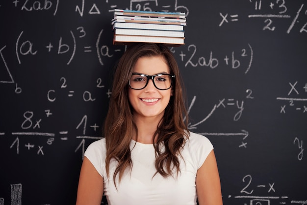 Estudiante feliz con libros en la cabeza