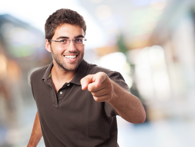 Estudiante feliz mostrando el dedo índice