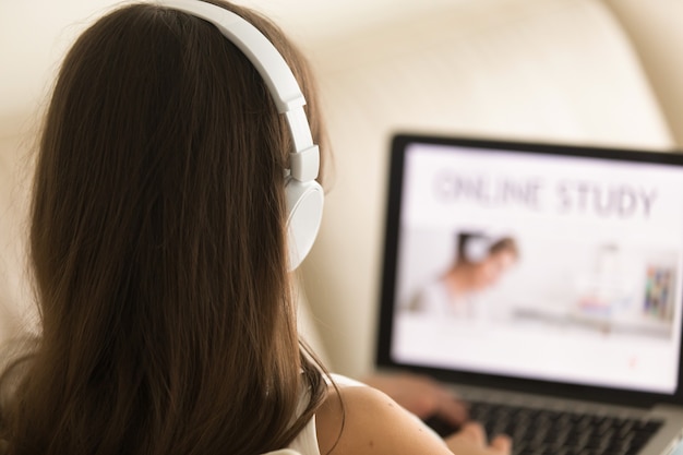 Foto gratuita estudiante femenino eligiendo curso para aprender a distancia