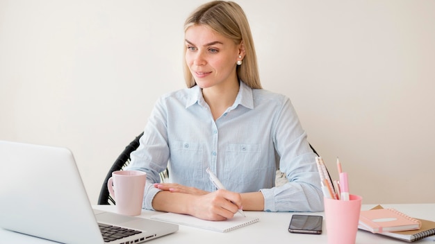 Estudiante femenino que aprende en línea