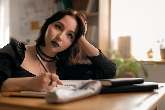 Foto gratuita estudiante gótica asistiendo a la escuela