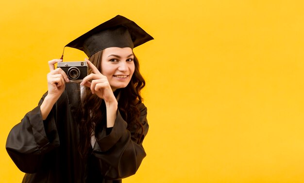 Estudiante graduado con camara