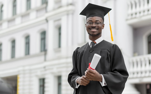 Estudiante graduado sonriente de tiro medio