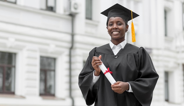 Estudiante graduado de tiro medio con diploma