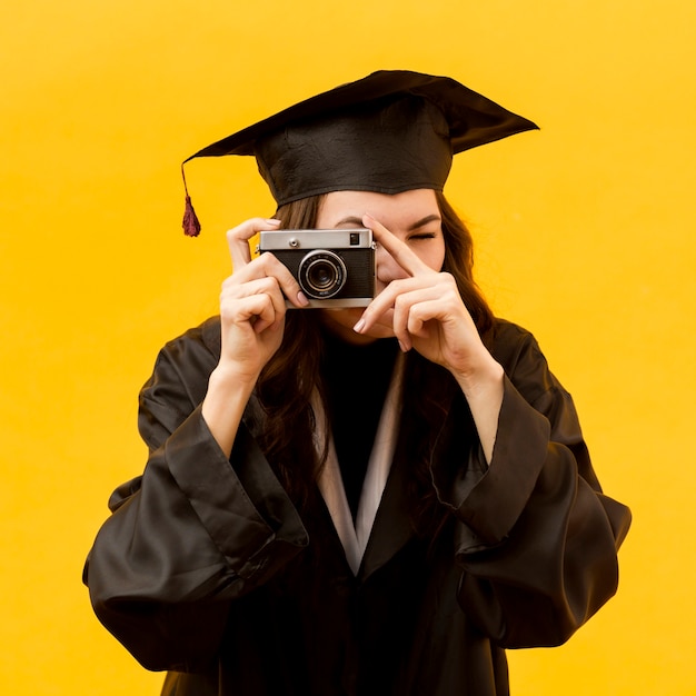 Estudiante graduado tomando fotos