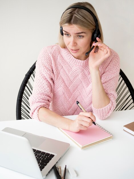 Estudiante hablando por sus auriculares concepto de e-learning