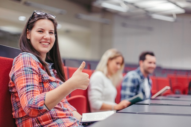 Foto gratuita estudiante haciendo pulgar arriba signo