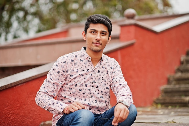 Foto gratuita estudiante de hombre indio en camisa planteada al aire libre