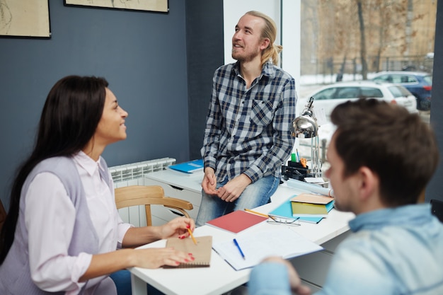 Foto gratuita estudiante inspirado