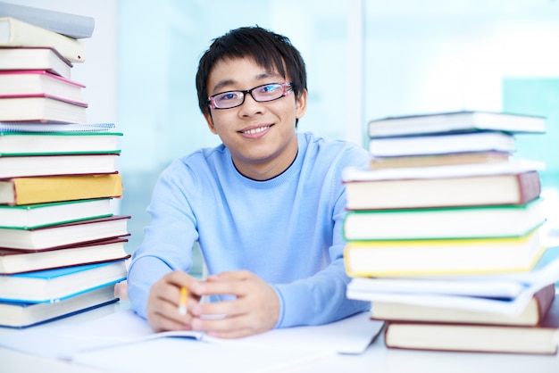 Estudiante inteligente en la biblioteca