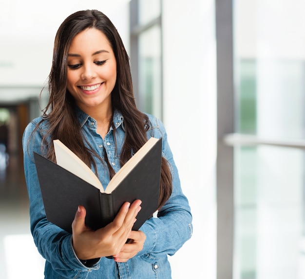 Foto gratuita estudiante inteligente disfrutando de un buen libro