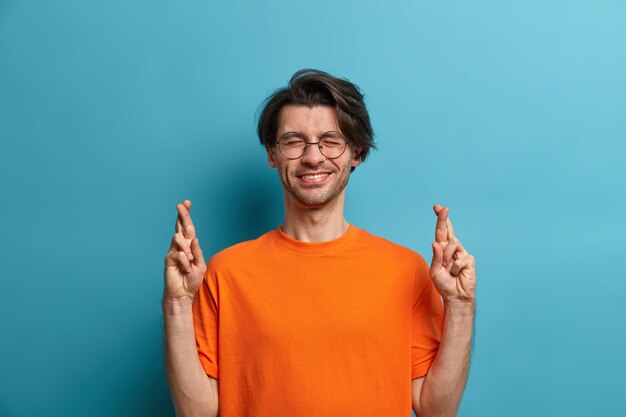 Estudiante joven guapo con peinado de moda aislado