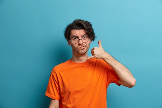 Estudiante joven guapo con peinado de moda aislado