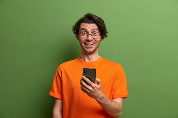 Estudiante joven guapo con peinado de moda aislado