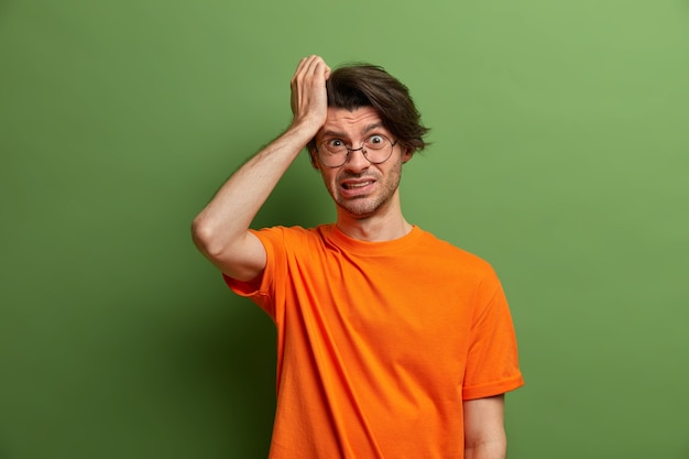 Estudiante joven guapo con peinado de moda aislado