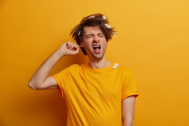 Estudiante joven guapo con peinado de moda aislado