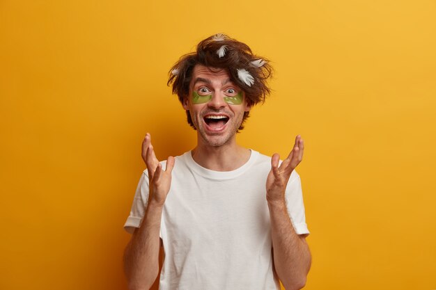 Estudiante joven guapo con peinado de moda aislado