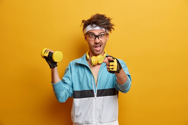 Estudiante joven guapo con peinado de moda aislado