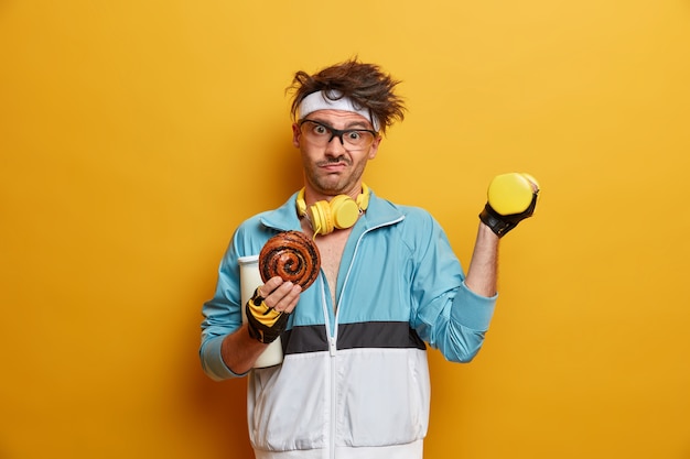 Foto gratuita estudiante joven guapo con peinado de moda aislado