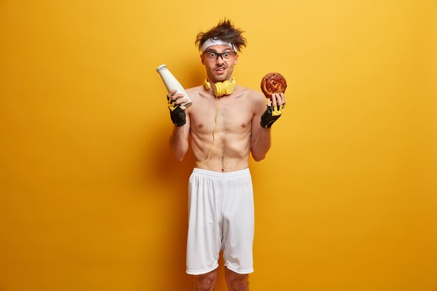 Estudiante joven guapo con peinado de moda aislado