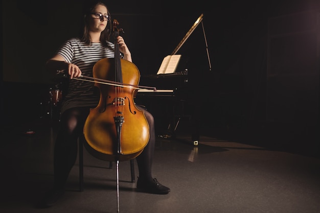 Foto gratuita estudiante jugando contrabajo