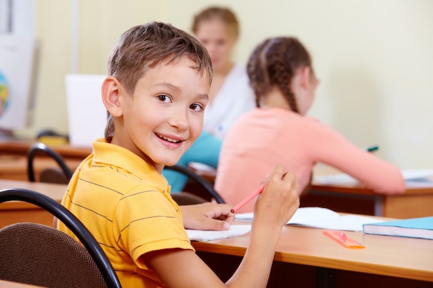 Foto gratuita estudiante con lápiz y regla