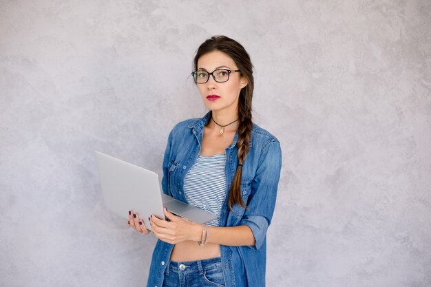 Estudiante con laptop y lentes