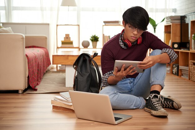 Estudiante de lectura