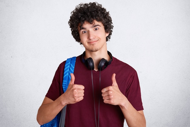 Foto gratuita estudiante masculino atractivo con cabello crujiente