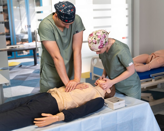 Foto gratuita estudiante de medicina haciendo su práctica en un hospital.