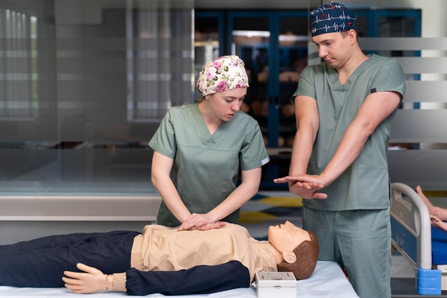 Foto gratuita estudiante de medicina haciendo su práctica en un hospital.