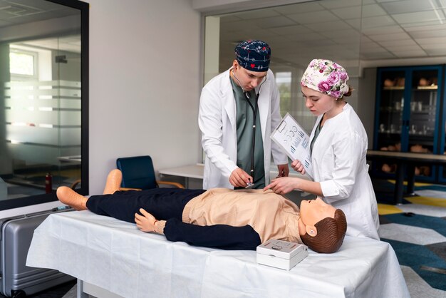 Estudiante de medicina haciendo su práctica en un hospital.