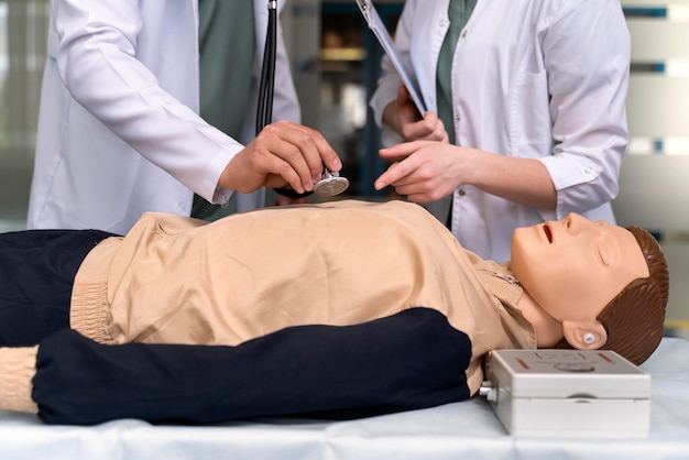 Foto gratuita estudiante de medicina haciendo su práctica en un hospital.