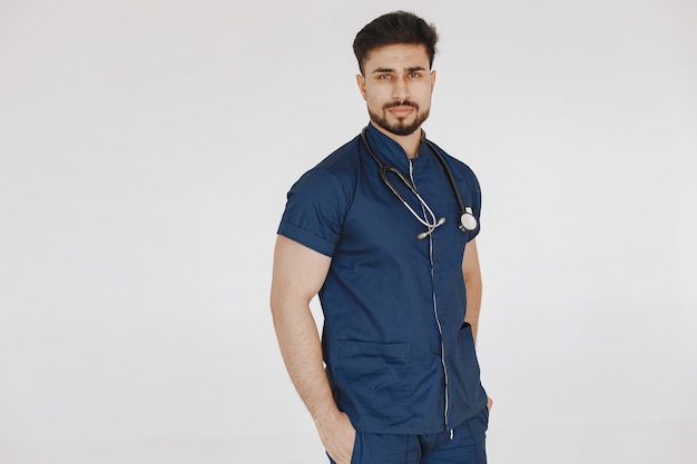 Estudiante de medicina internacional. Hombre con uniforme azul. Doctor con estetoscopio.