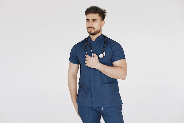 Estudiante de medicina internacional. Hombre con uniforme azul. Doctor con estetoscopio.