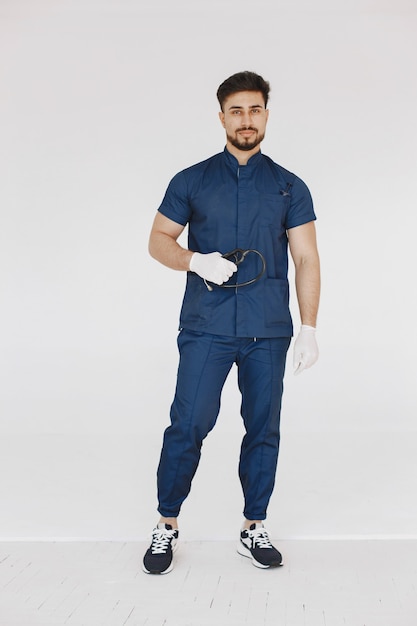 Estudiante de medicina internacional. Hombre con uniforme azul. Doctor con estetoscopio.