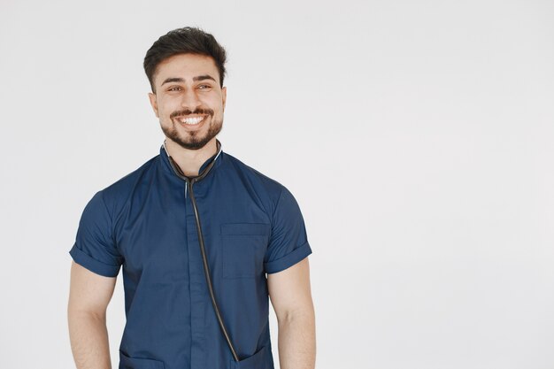 Estudiante de medicina internacional. Hombre con uniforme azul. Doctor con estetoscopio.