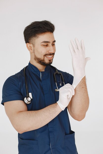 Estudiante de medicina internacional. Hombre con uniforme azul. Doctor con estetoscopio.