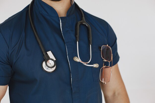 Estudiante de medicina internacional. Hombre con uniforme azul. Doctor con estetoscopio.